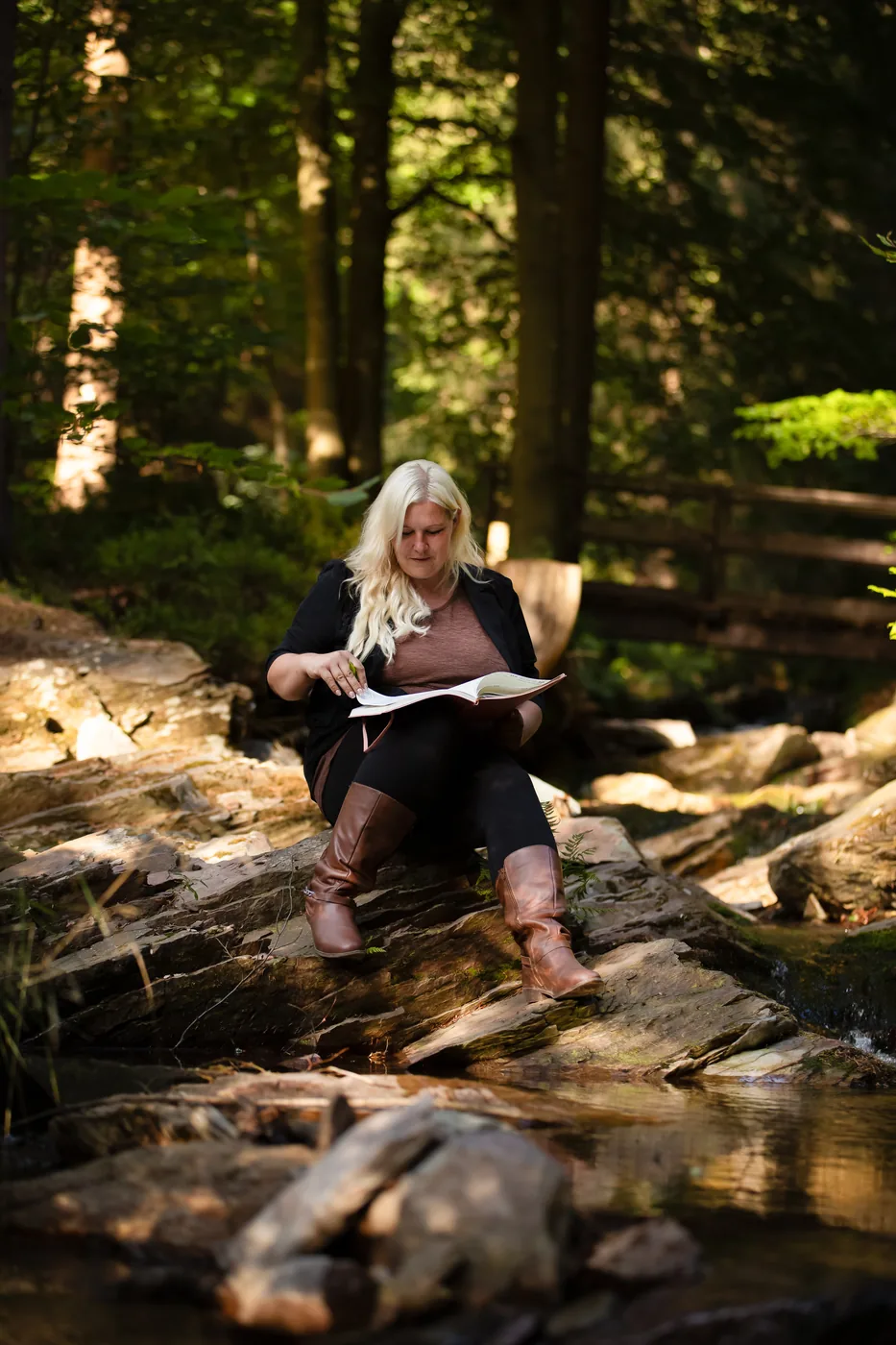 Katja Stollberg an einem Bachlauf im Wald