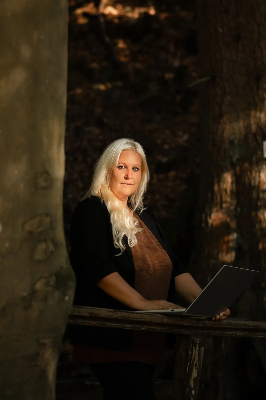 Katja Stollberg an ihrem Laptop im Wald